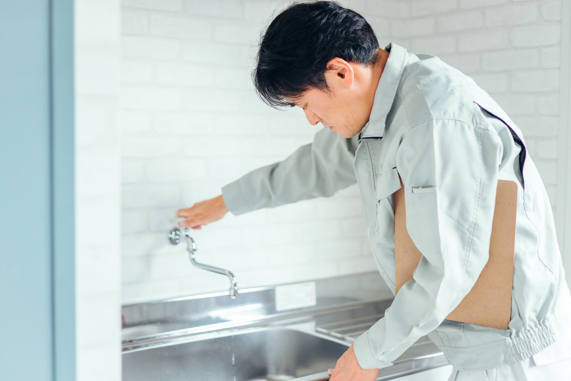 給湯器の水漏れがポタポタ続く原因｜放置の危険と修理費用