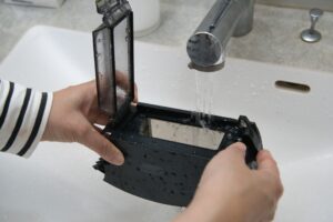 洗面ボウルで浄水ポットのふたをすすぐところ