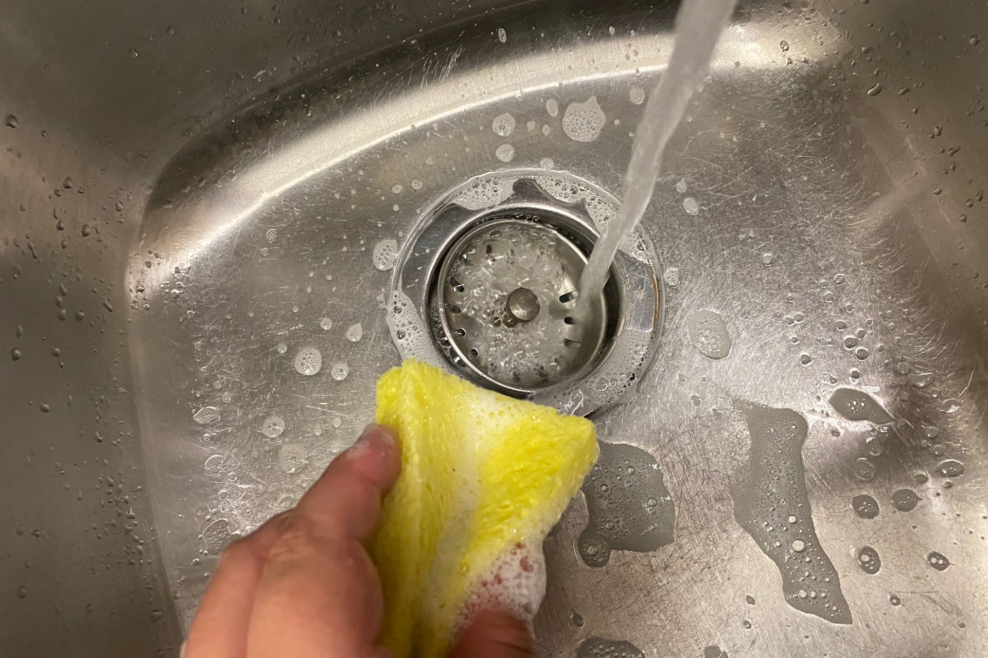 キッチンの排水口掃除はどの順番でやる？部品の外し方も