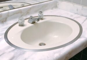 大理石調カウンターの洗面台と2ハンドル混合栓